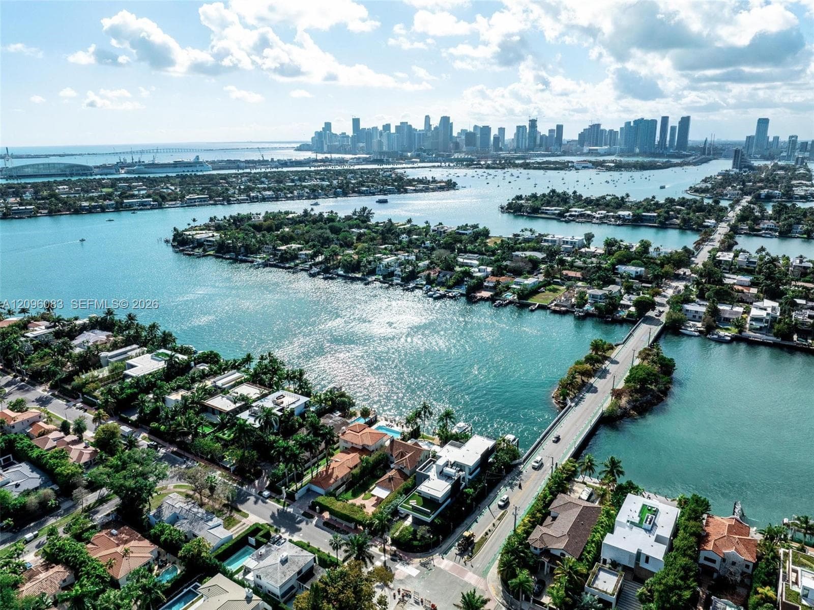 226 W Rivo Alto Dr photo 2