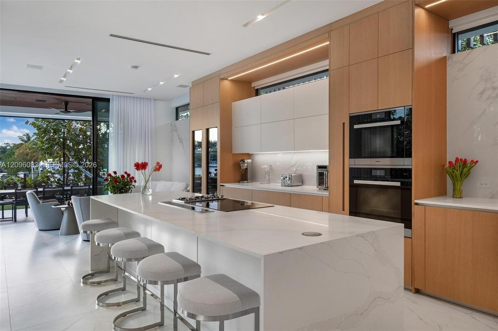 226 W Rivo Alto Dr photo 6