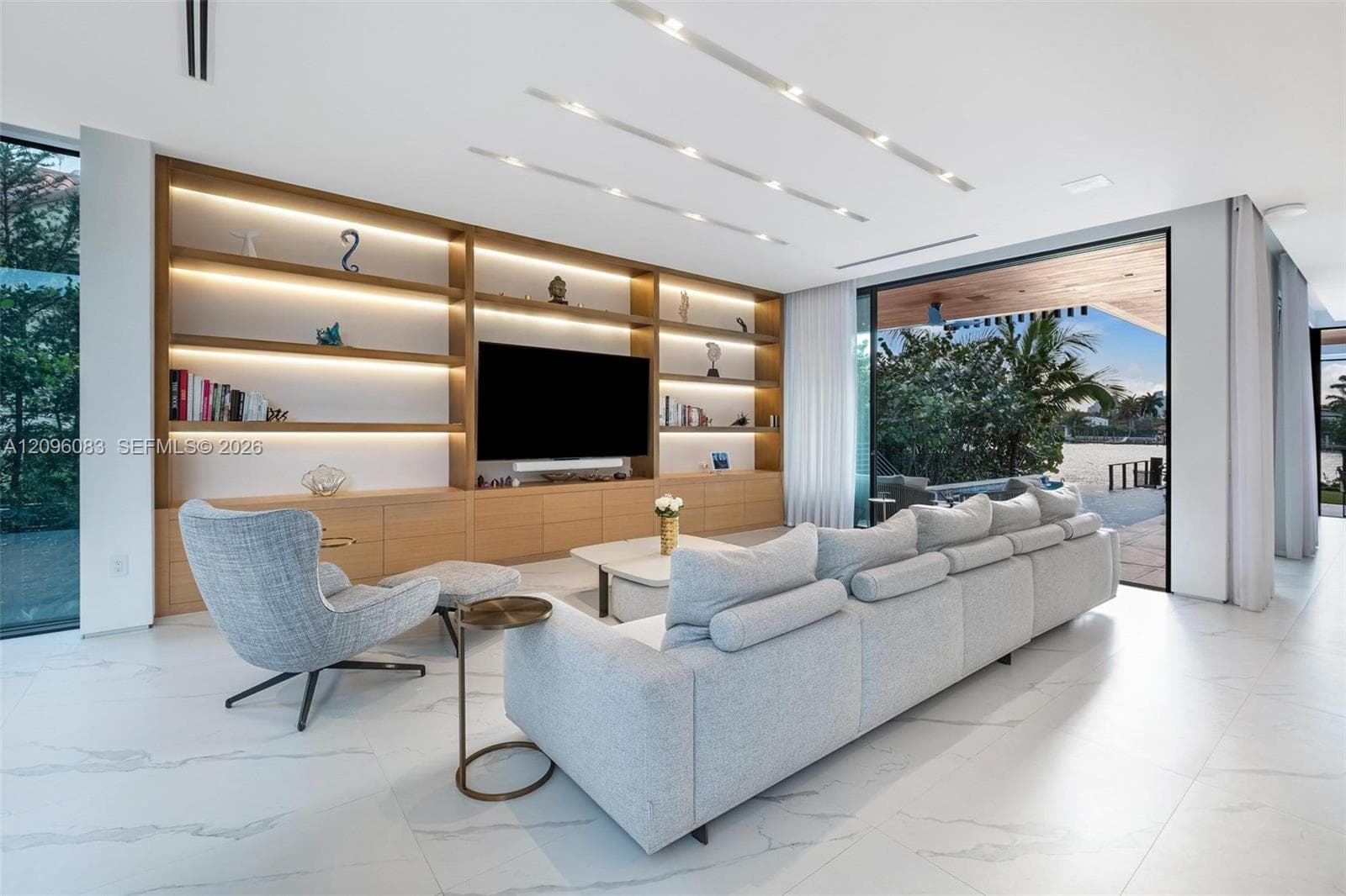 226 W Rivo Alto Dr photo 3