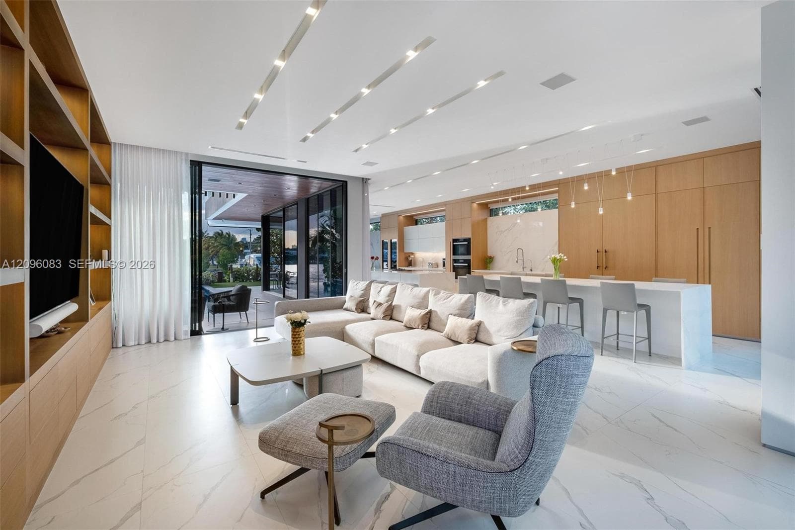 226 W Rivo Alto Dr photo 4
