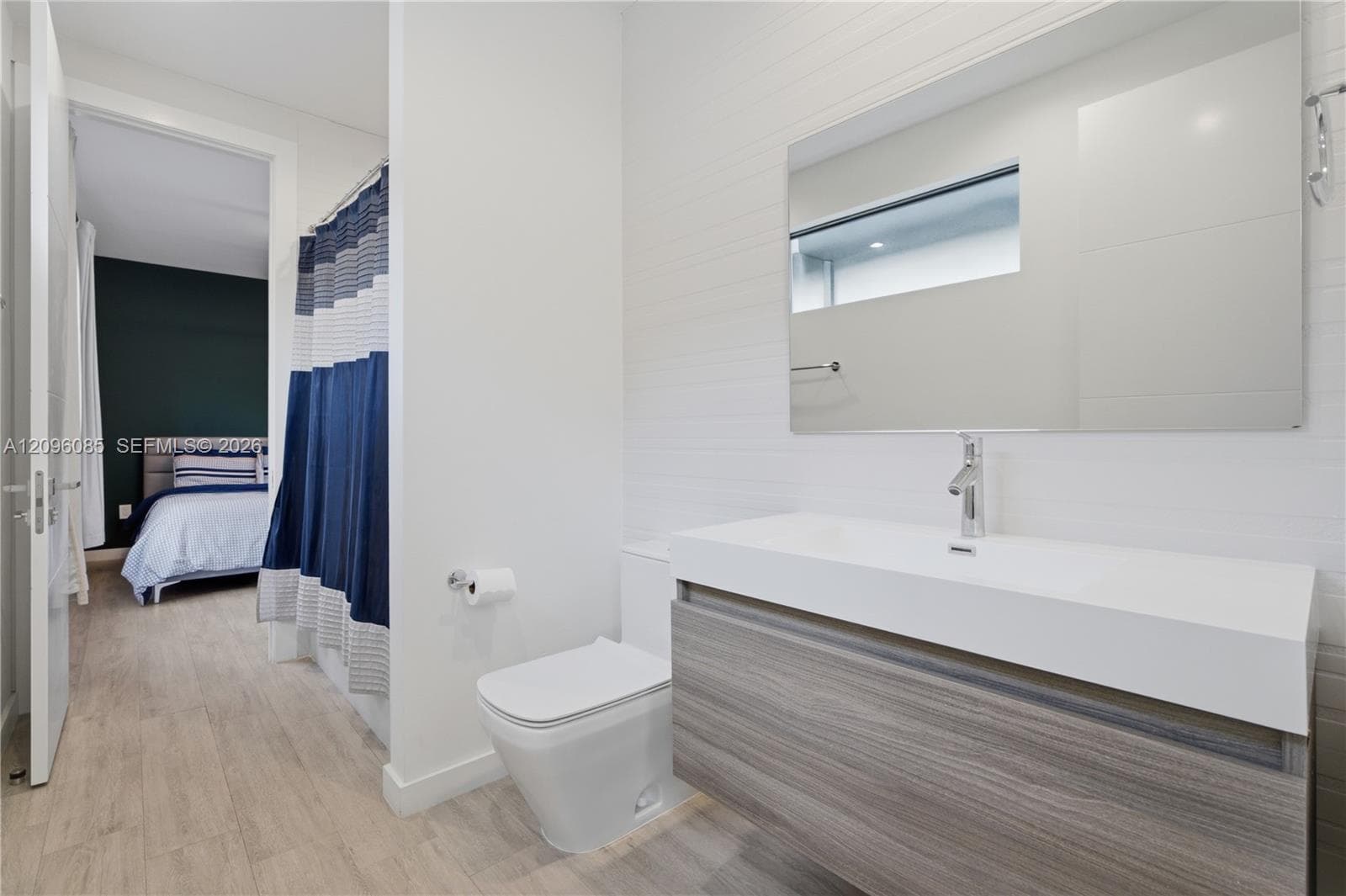 Bathroom (Jack & Jill)