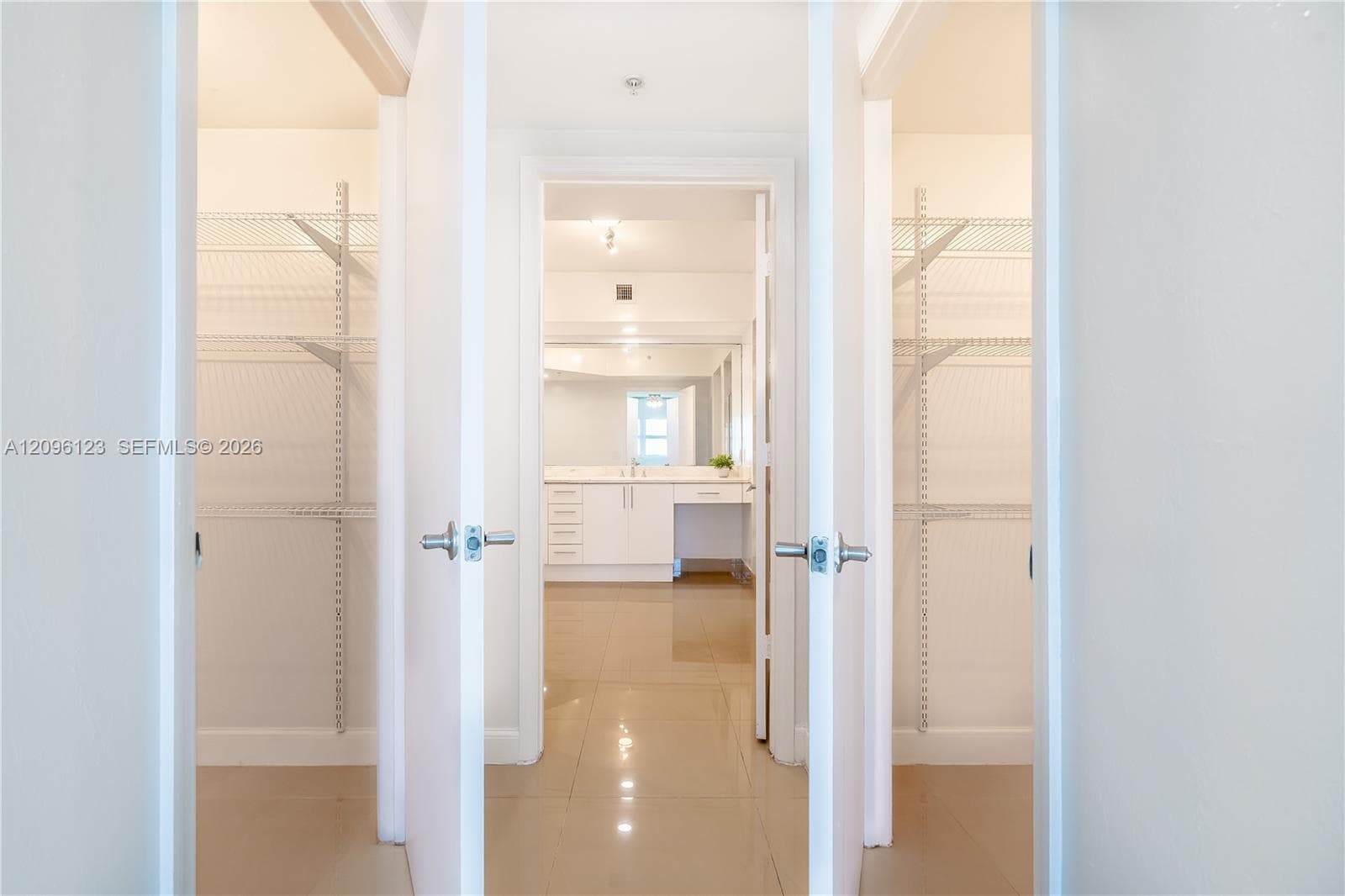 2 walk-in closets in principal bedroom