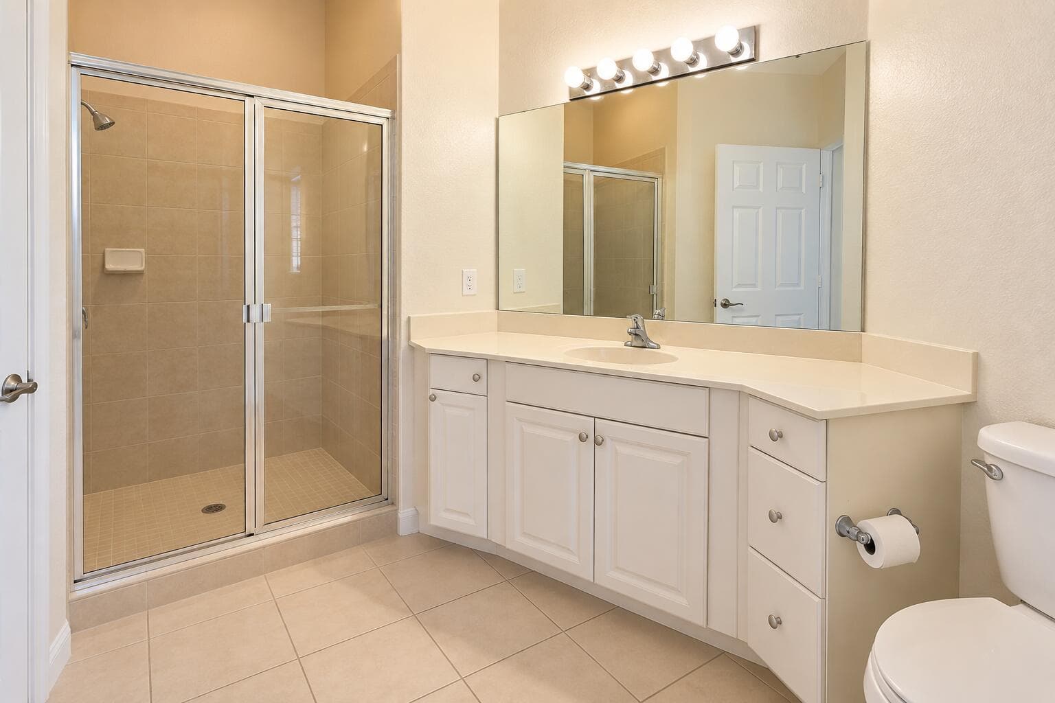 Master bath - AI Enhanced