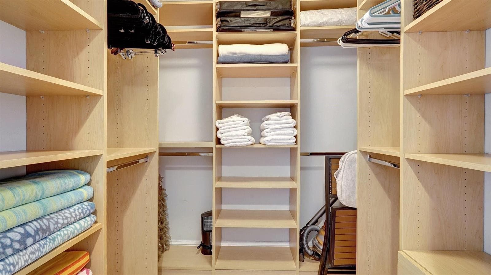 Primary bedroom Walking Closet