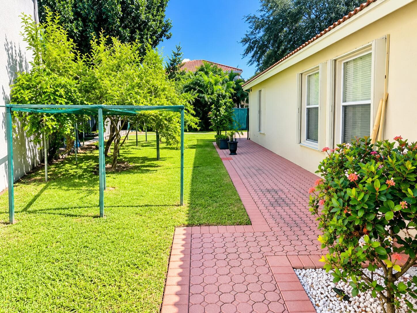 Bright Tropical Side-Yard Patio