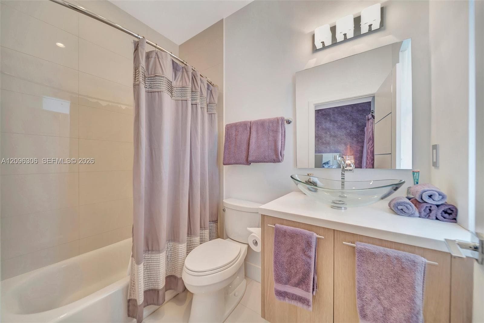 En-suite guest bathroom with tub/shower