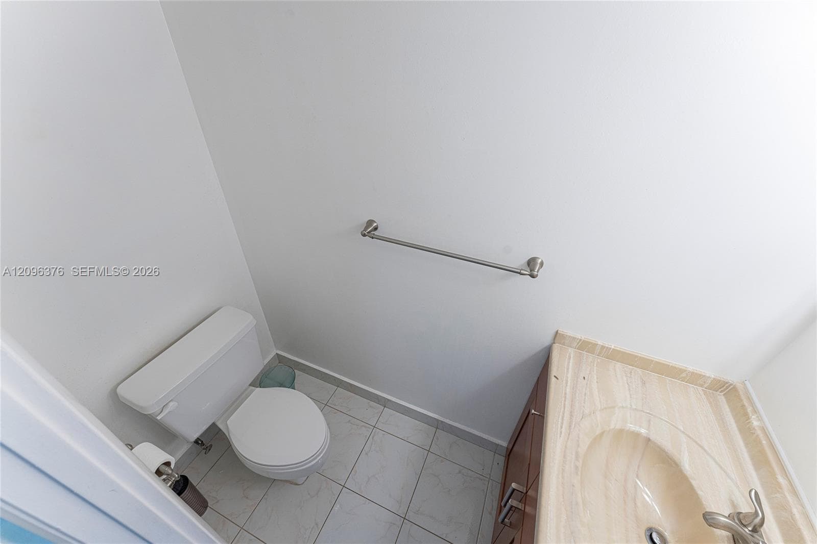 powder room (1/2 bath)