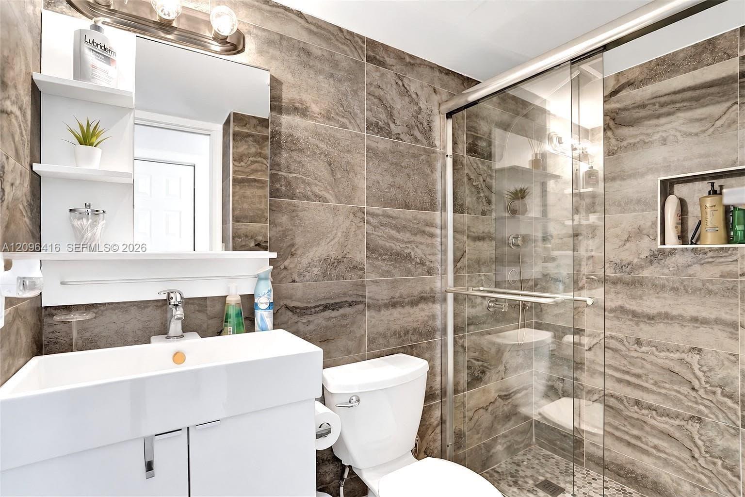2nd Bathroom Bathtub