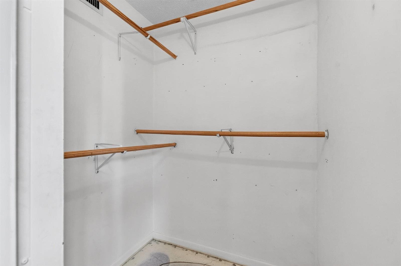14_Walk-In-Closet
