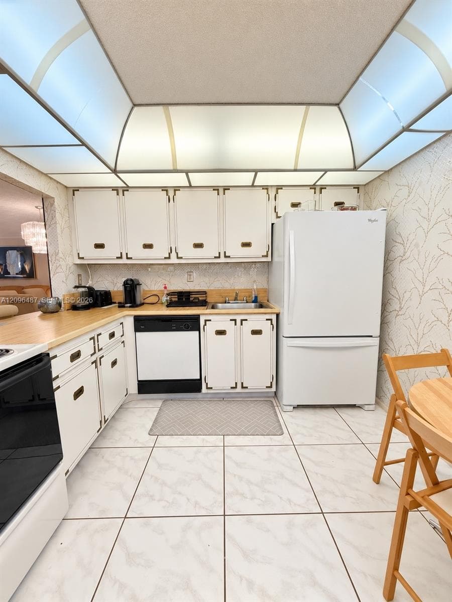 TOWERS OF OCEANVIEW SOUTH · #206 in Hallandale Beach - Photo 3