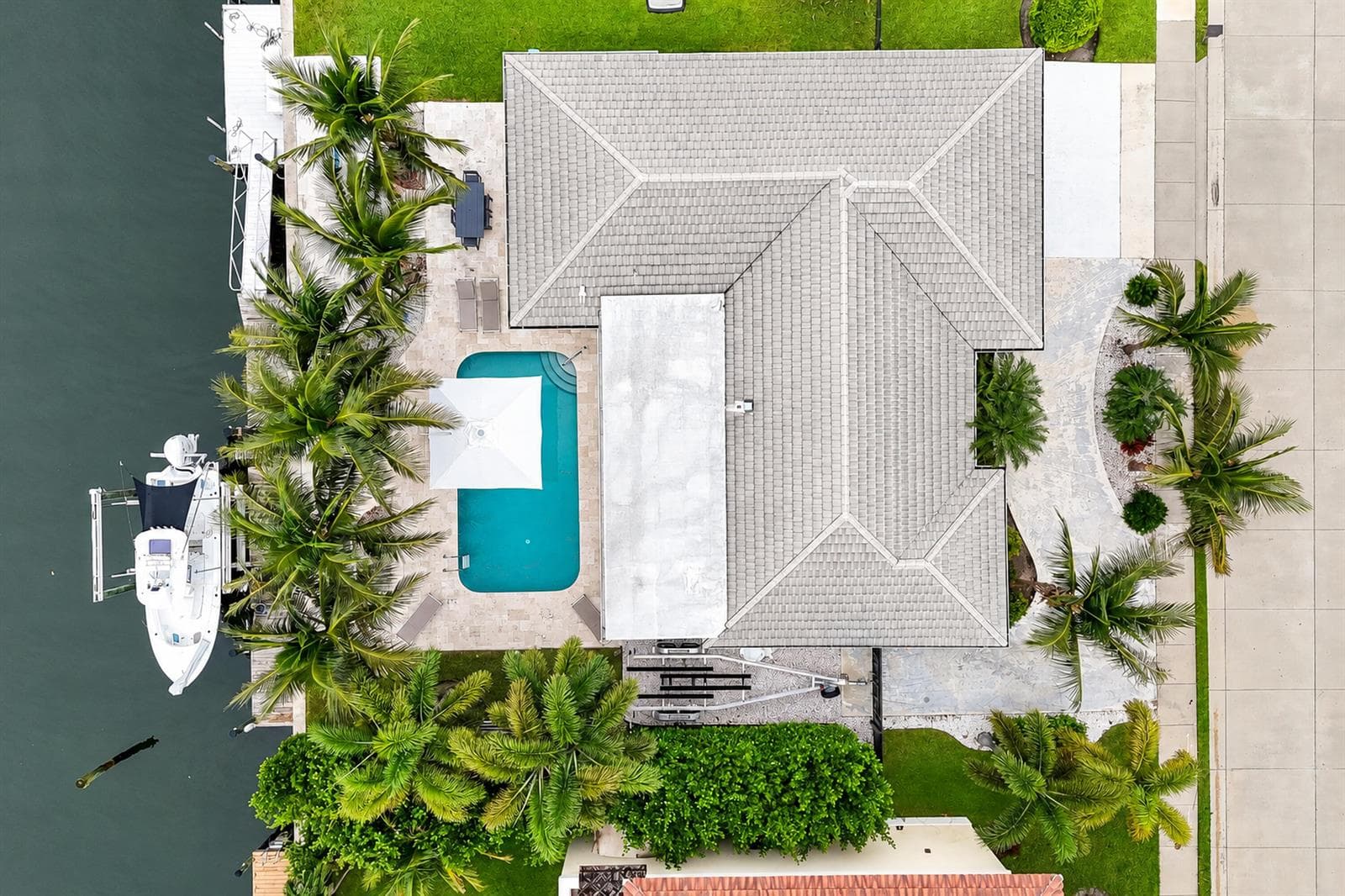 waterfront_home_with_clean_roof_3000x200