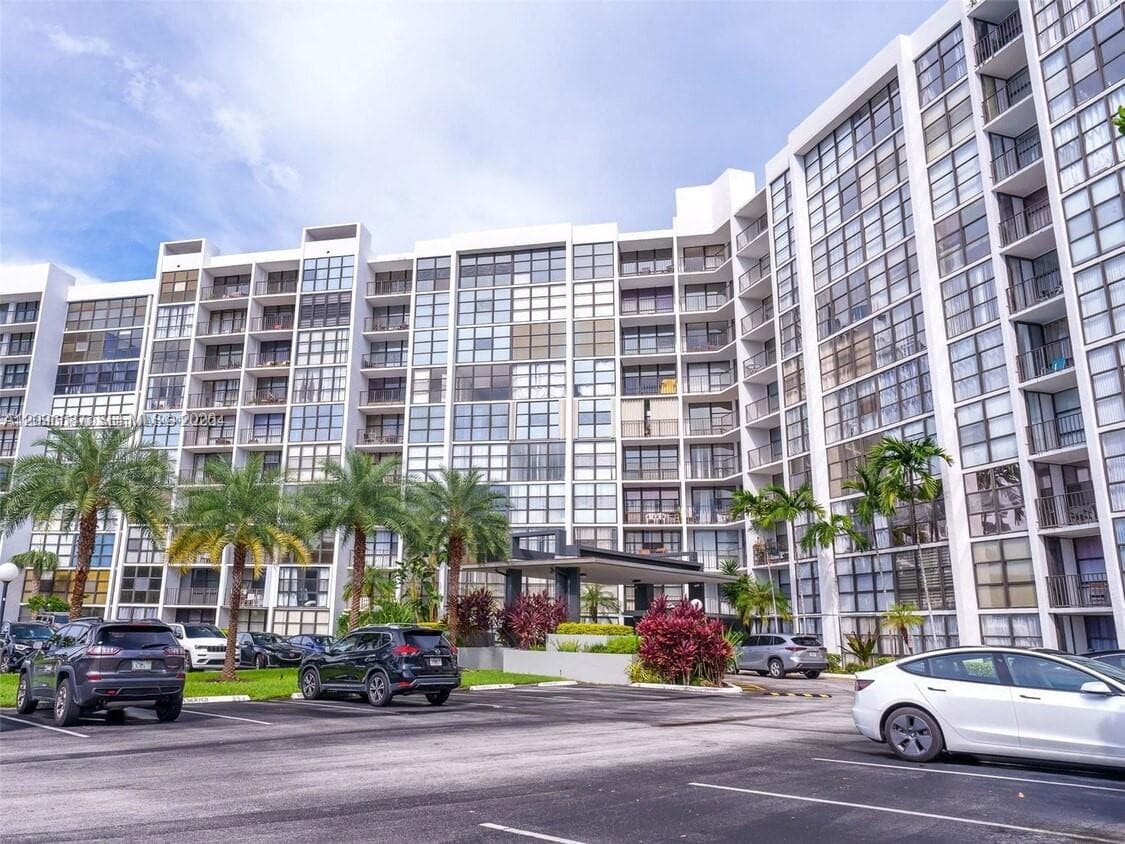 OCEANVIEW PARK CONDO · #501 in Hallandale Beach - Photo 3