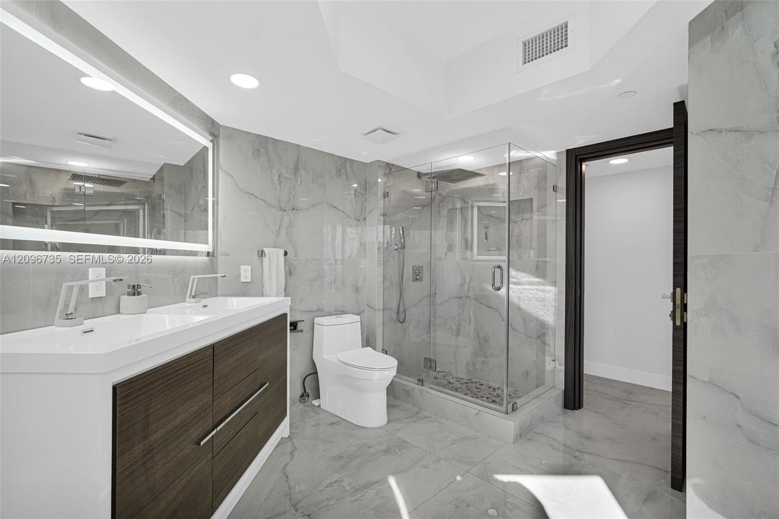 Oceania III · #738 in Sunny Isles Beach - Photo 34