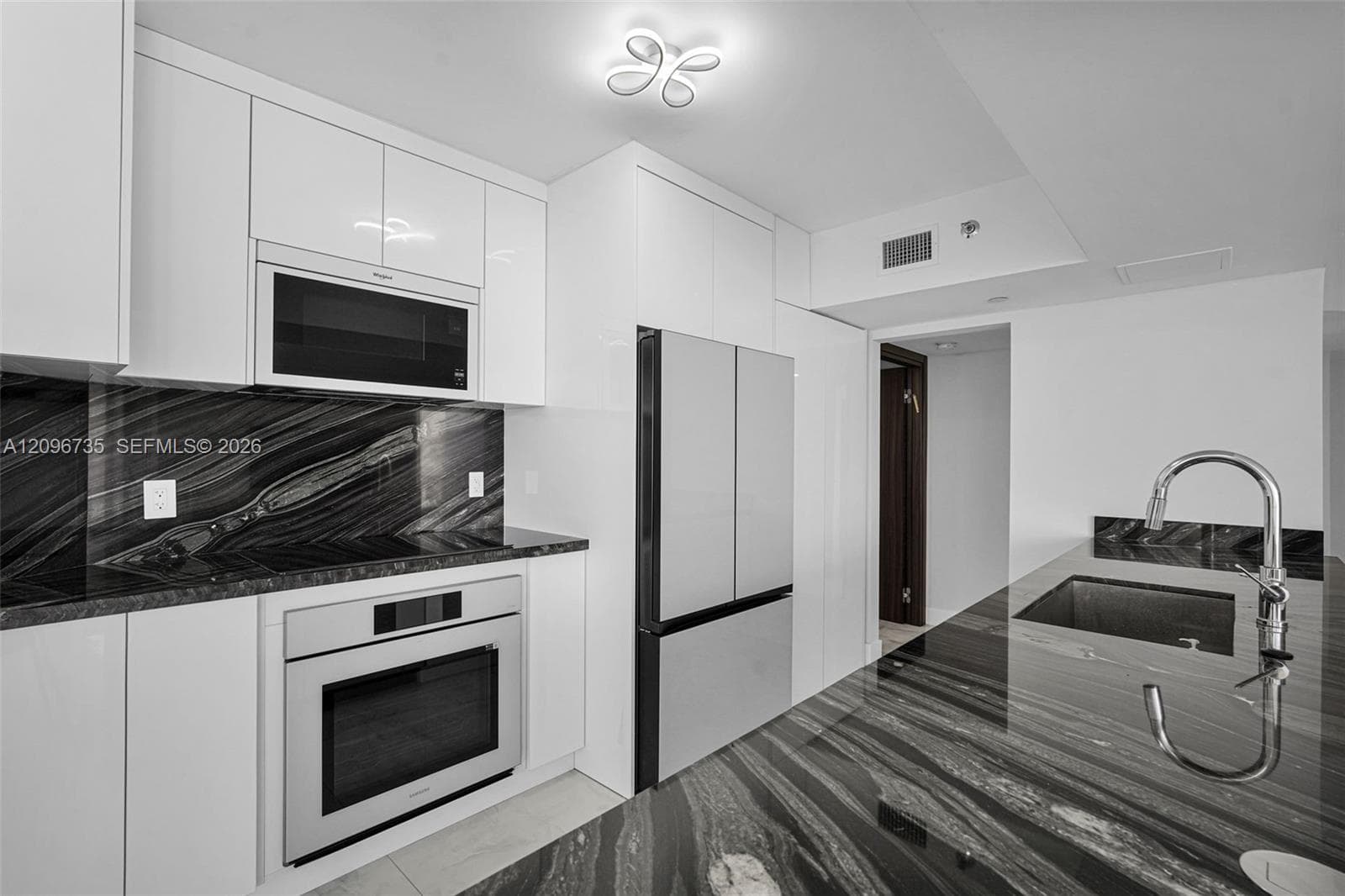 Oceania III · #738 in Sunny Isles Beach - Photo 4