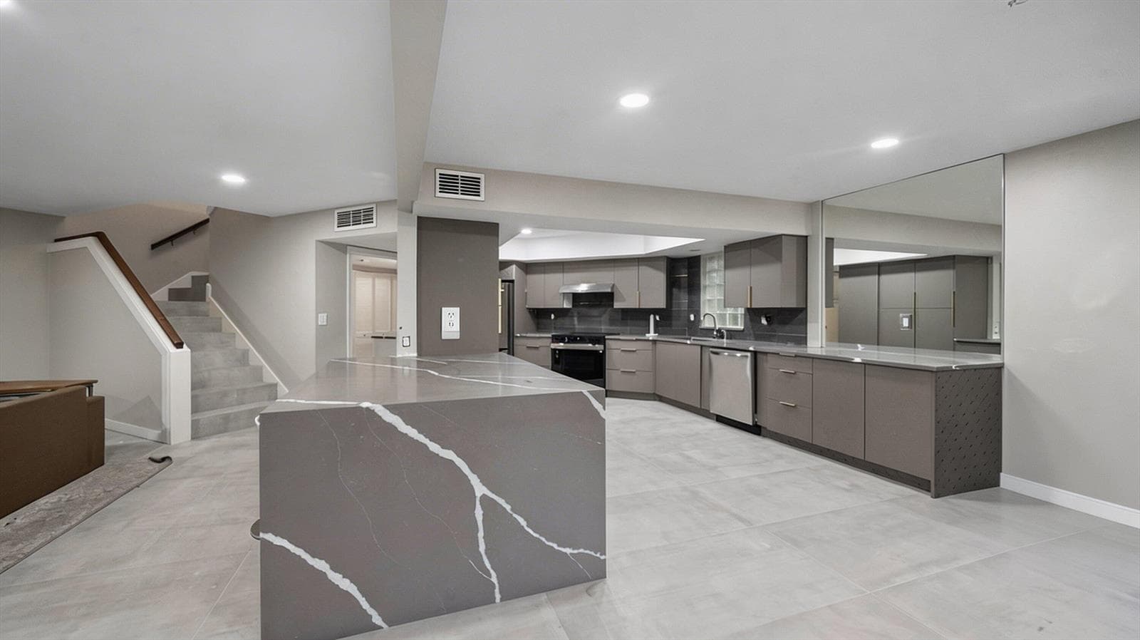 06-4348 Hazel Ave unit b