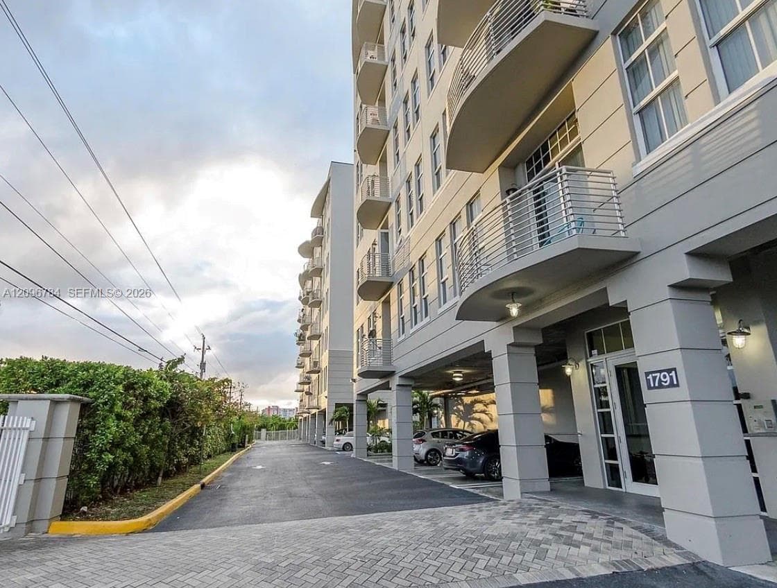 Skylofts Condo · #E705 in Miami - Photo 4