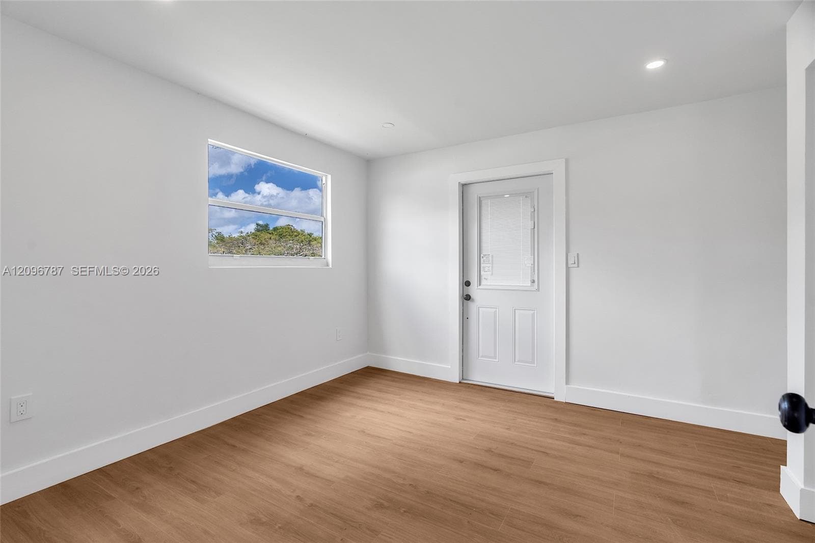 1046 Jann Ave photo 27