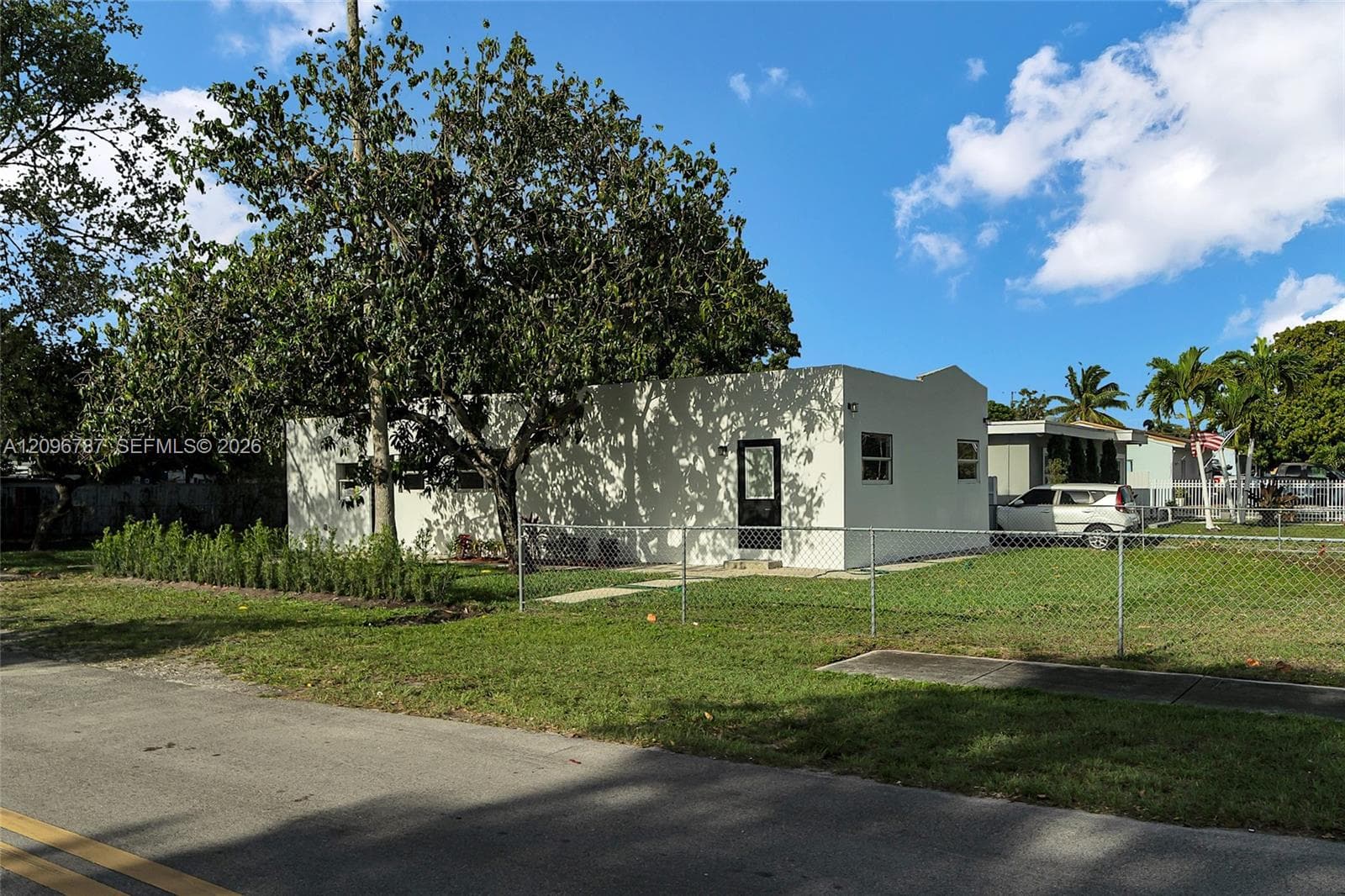 1046 Jann Ave photo 2