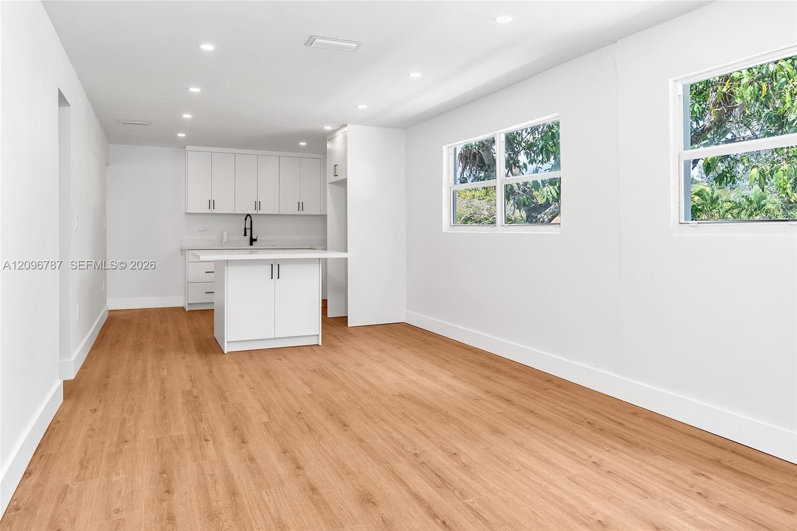 1046 Jann Ave photo 6