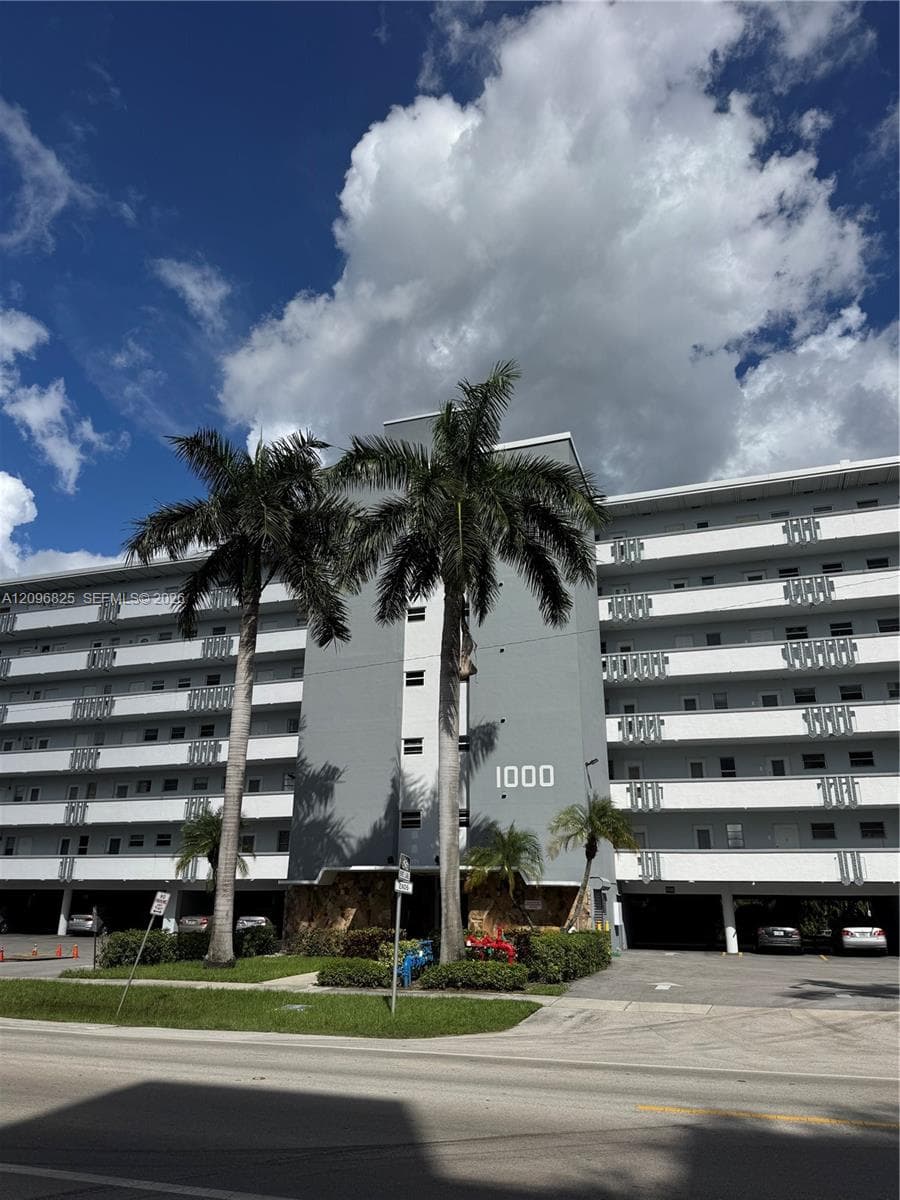 FAIRWAYS ROYALE CONDO · #101 in Hallandale Beach - Photo 2