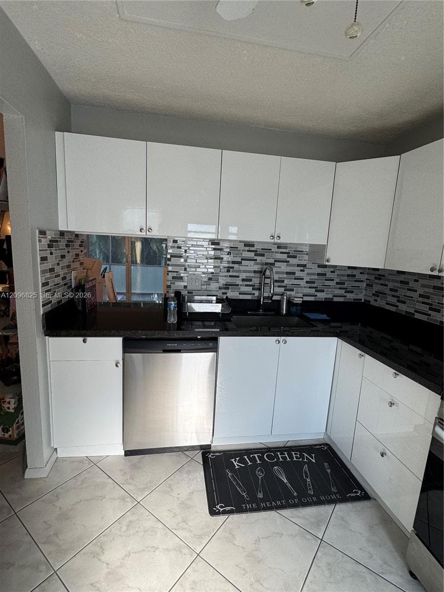 FAIRWAYS ROYALE CONDO · #101 in Hallandale Beach - Photo 8