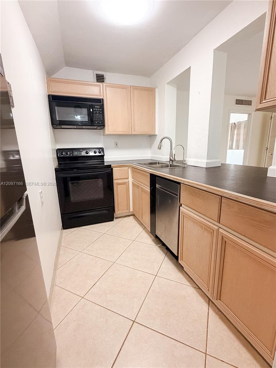 VIRGINIA OAKS CONDO · #5C in Miami - Photo 3