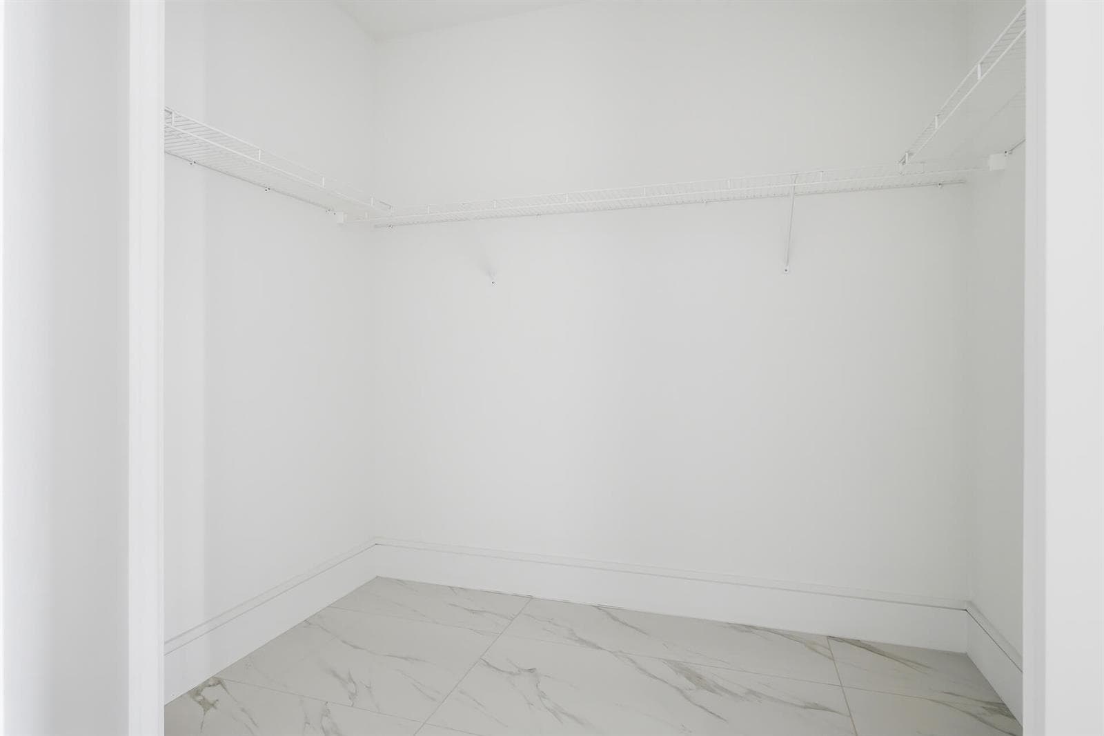 220-LAKESHORE-DRIVE-804-33403-011