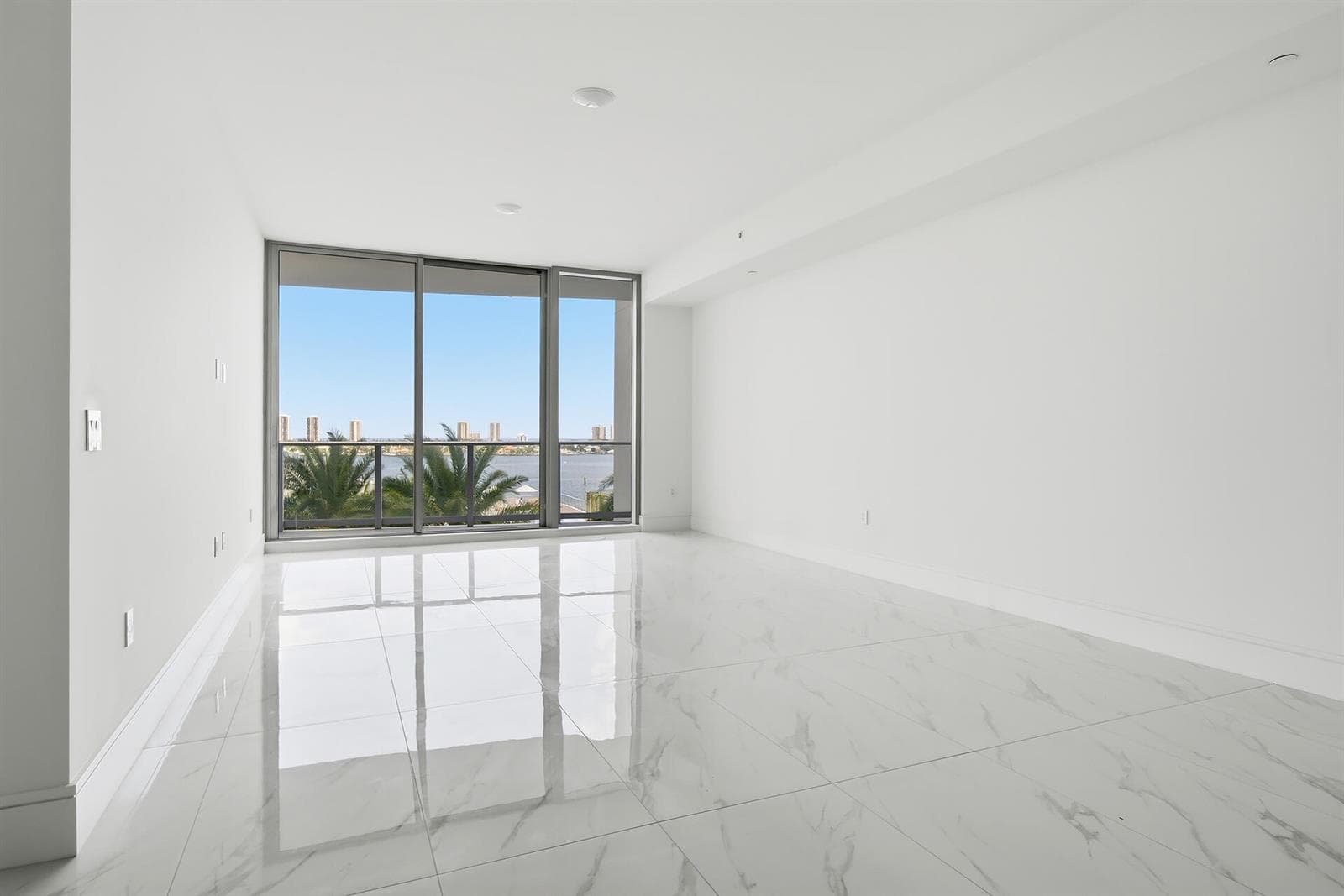 220-LAKESHORE-DRIVE-804-33403-002