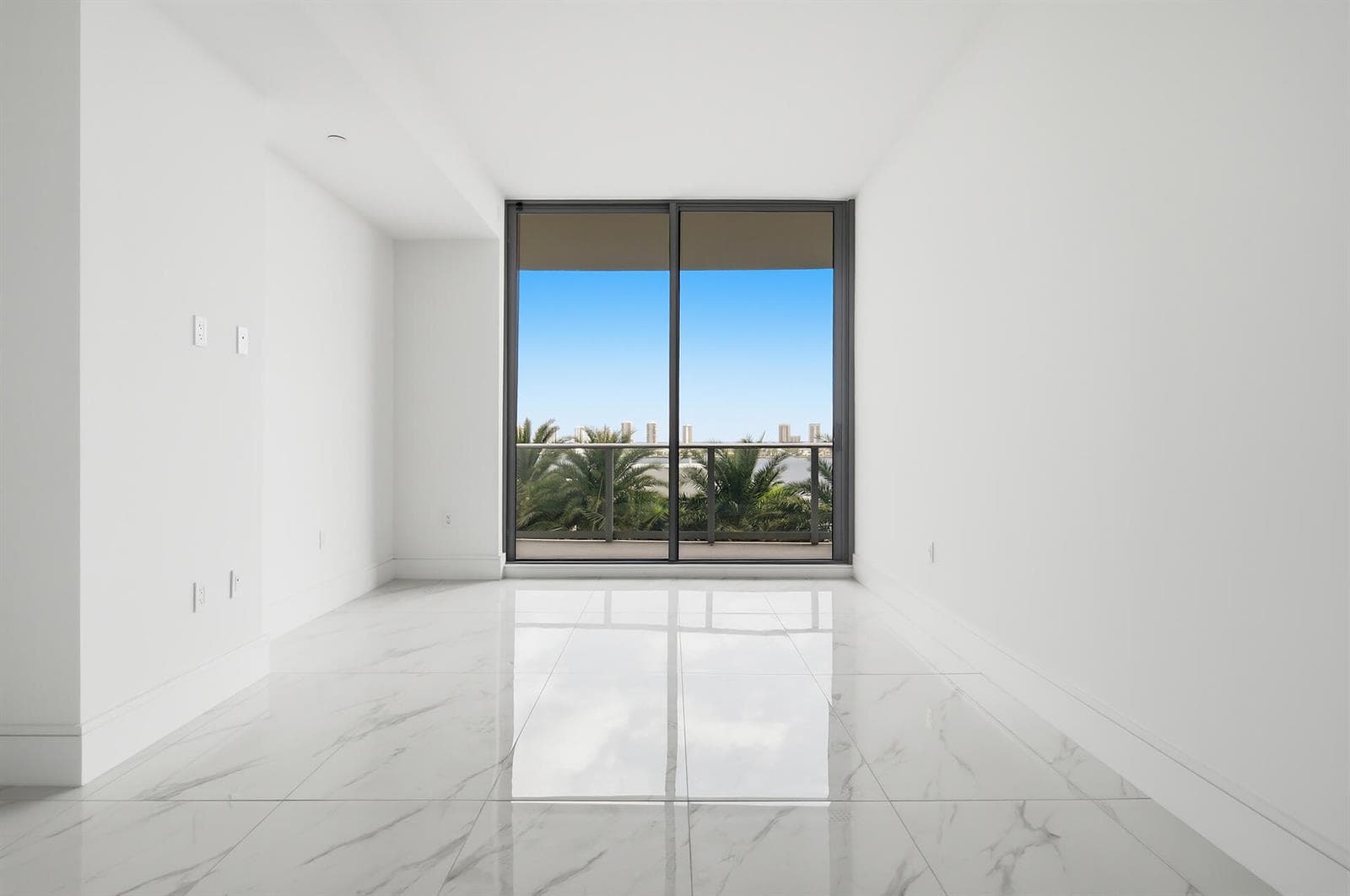 220-LAKESHORE-DRIVE-804-33403-006