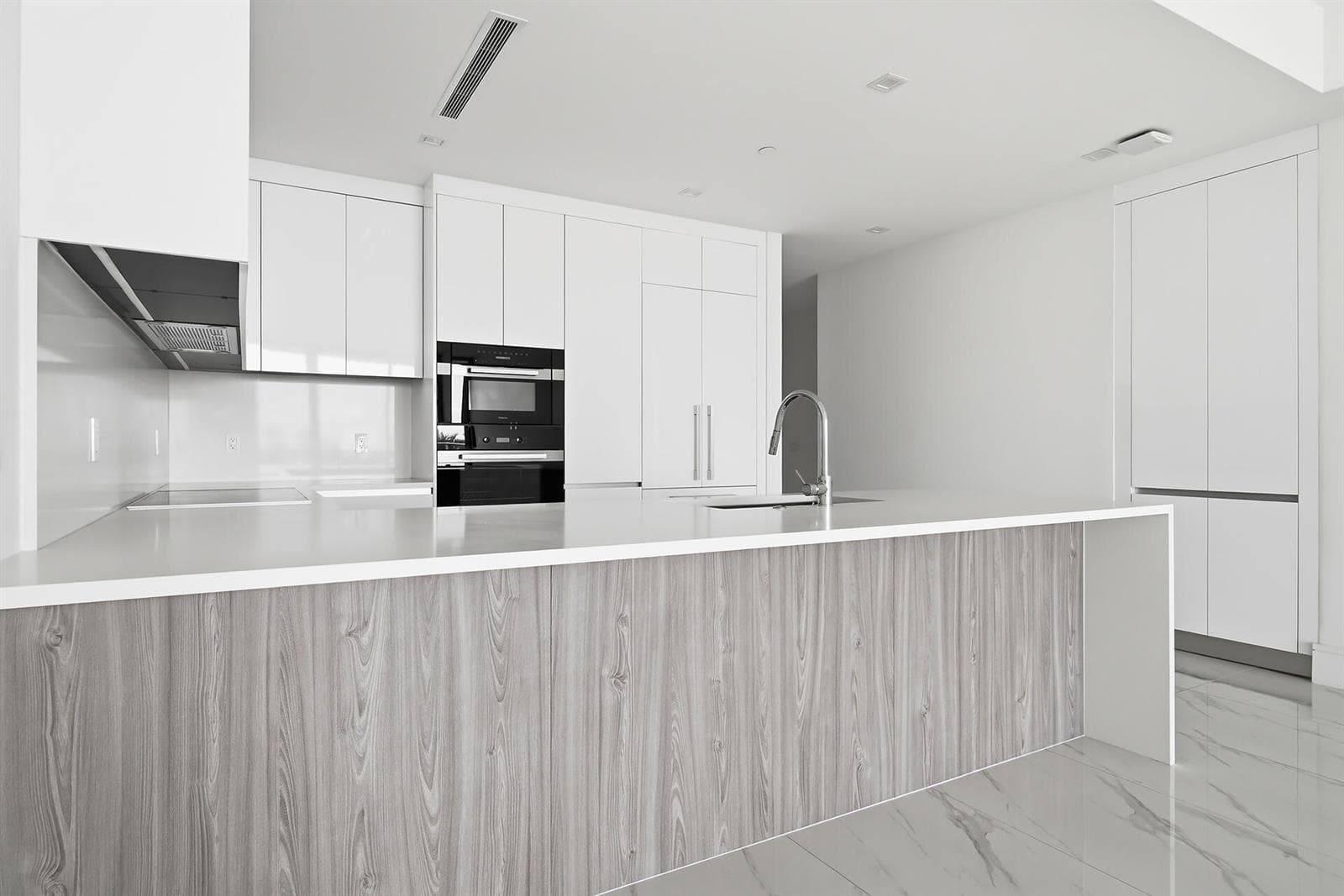 220-LAKESHORE-DRIVE-804-33403-025