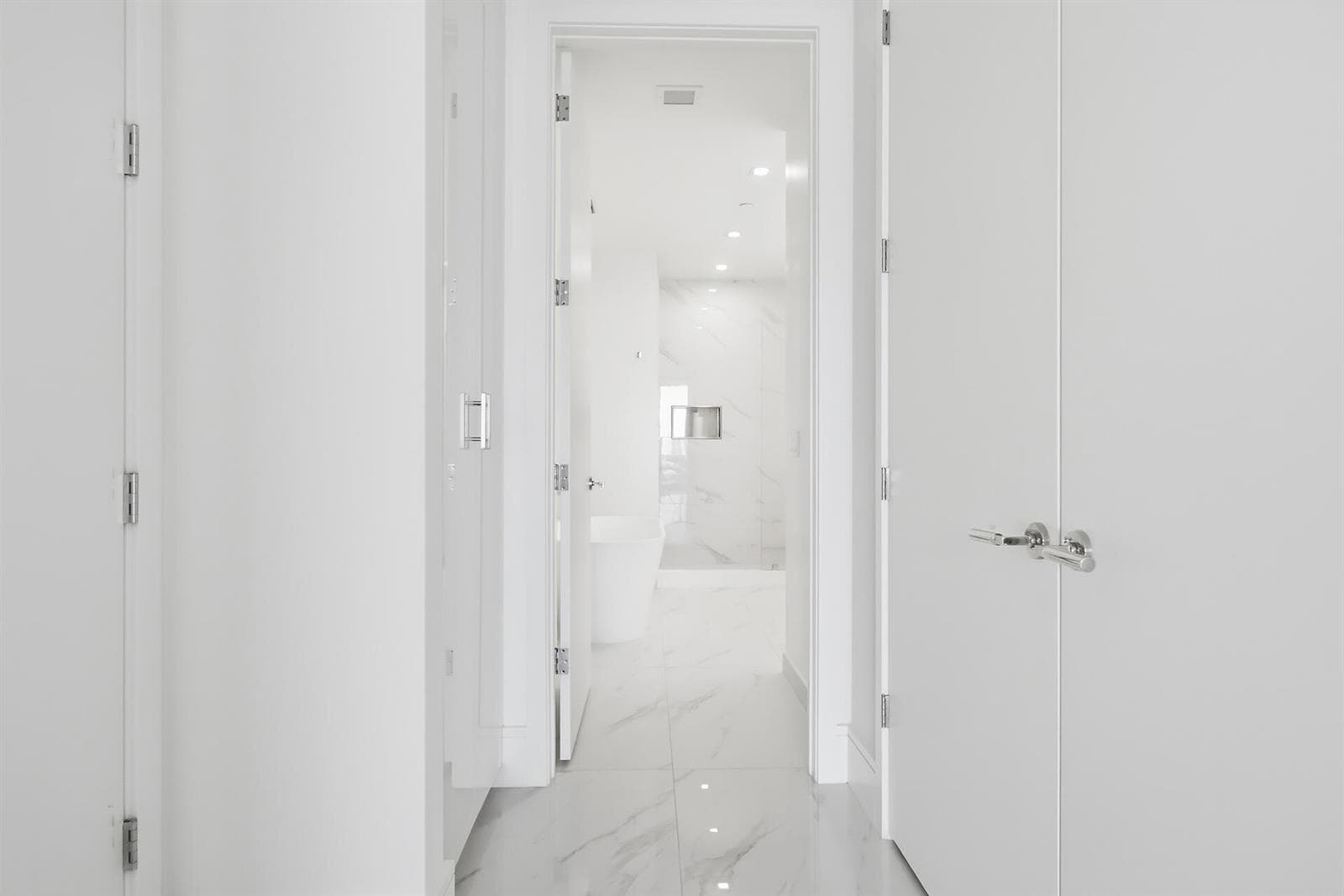 220-LAKESHORE-DRIVE-804-33403-010