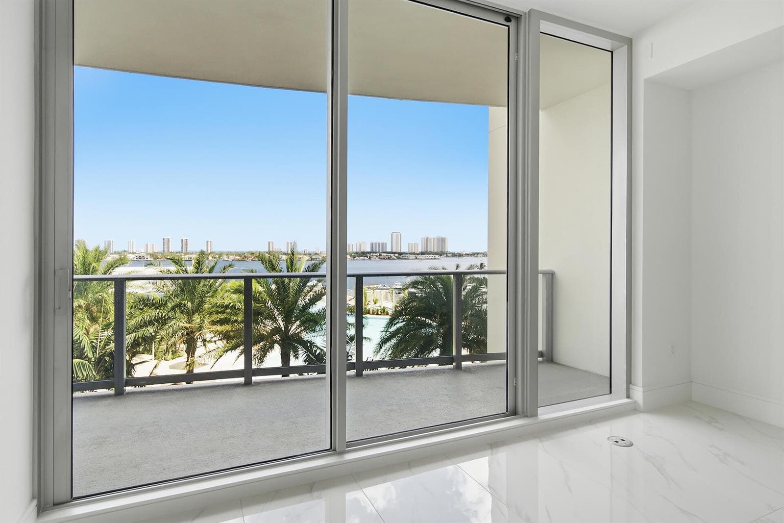 220-LAKESHORE-DRIVE-804-33403-003