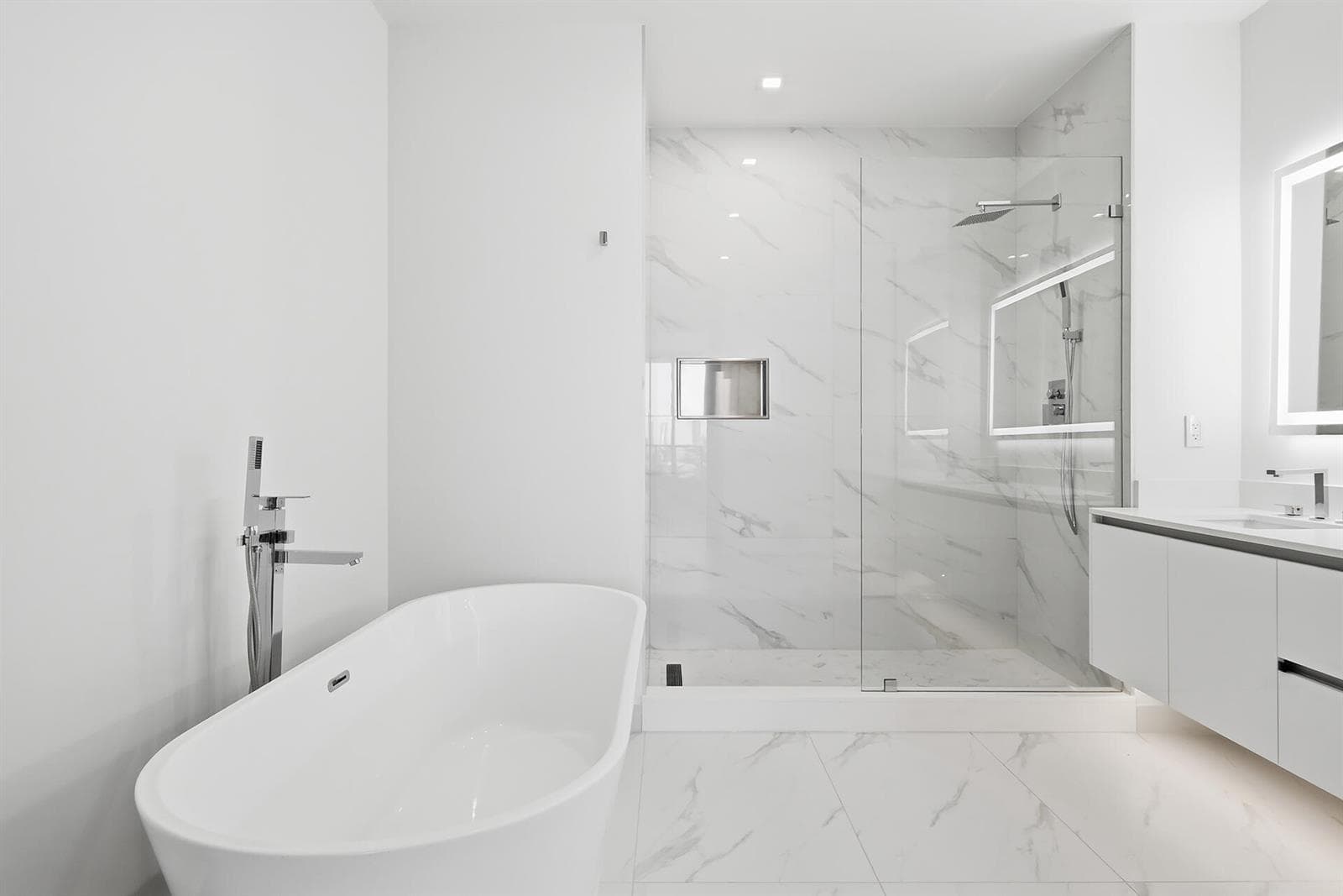 220-LAKESHORE-DRIVE-804-33403-016