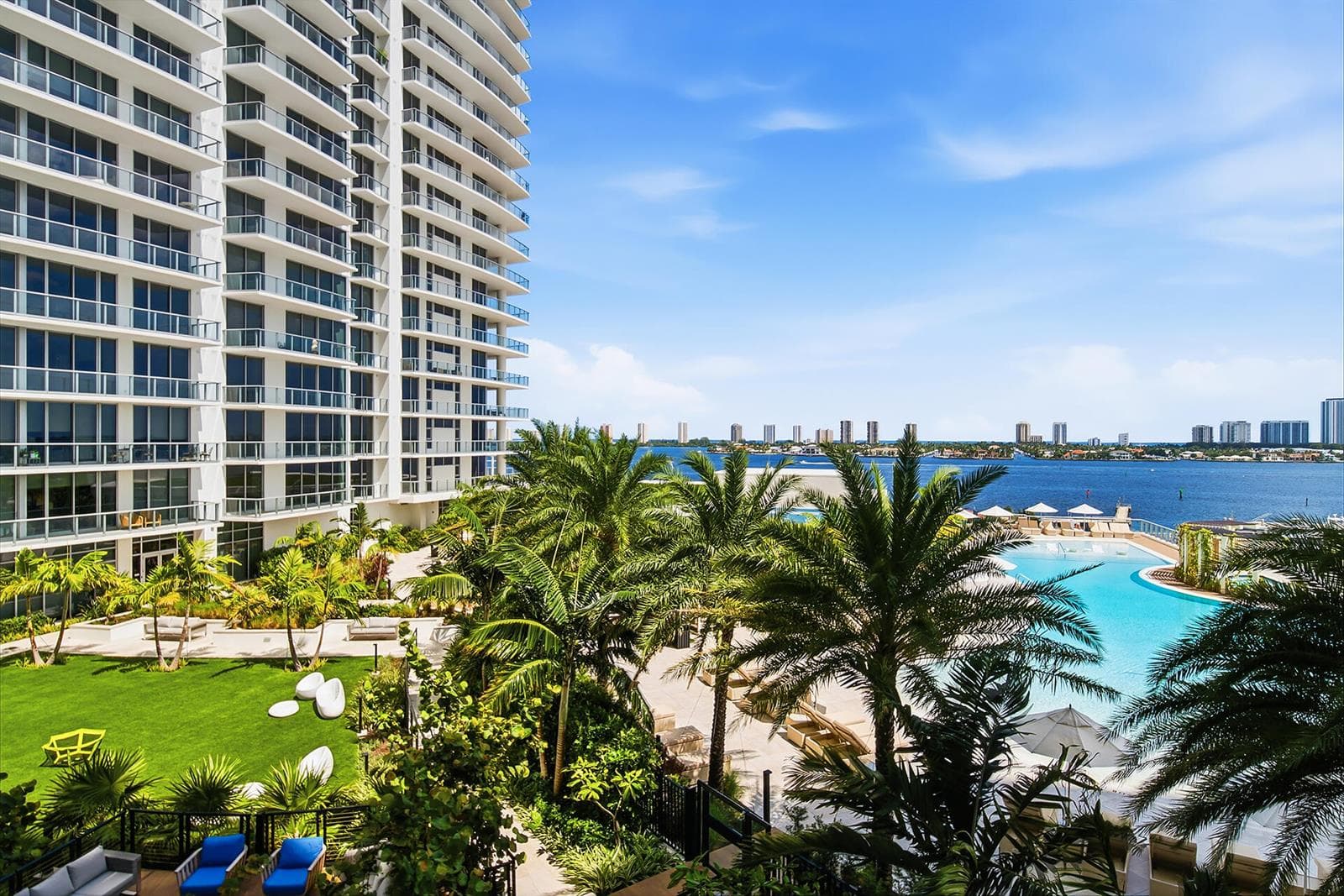 220-LAKESHORE-DRIVE-804-33403-029