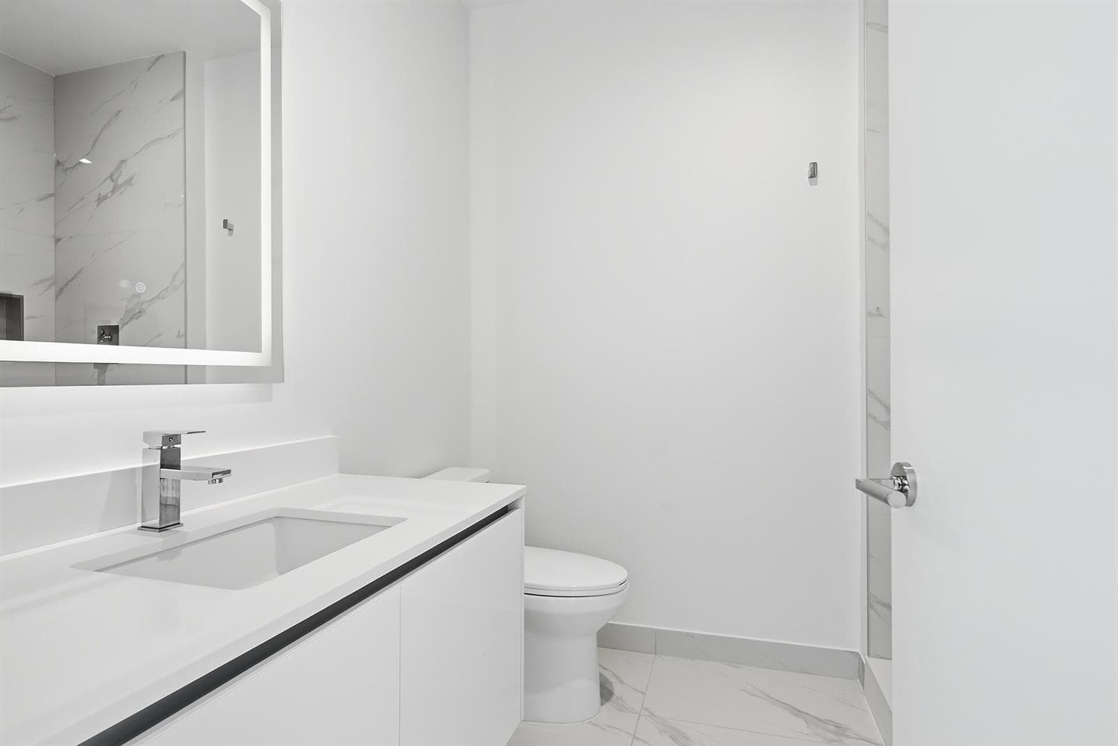 220-LAKESHORE-DRIVE-804-33403-037