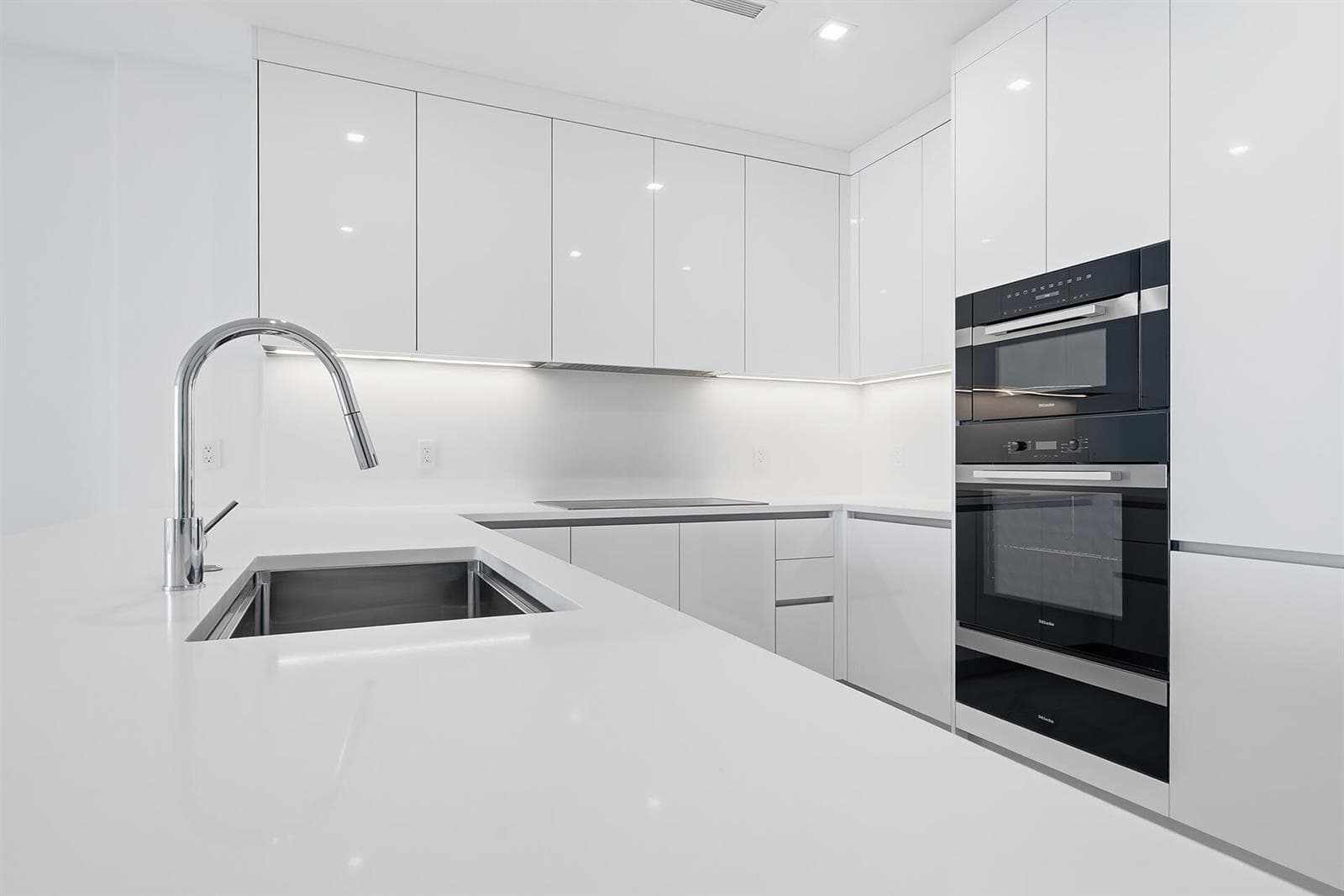 220-LAKESHORE-DRIVE-804-33403-019