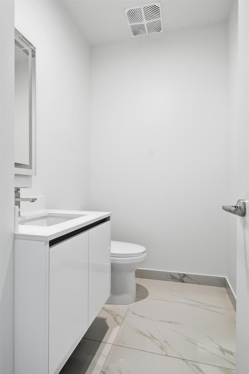 220-LAKESHORE-DRIVE-804-33403-033