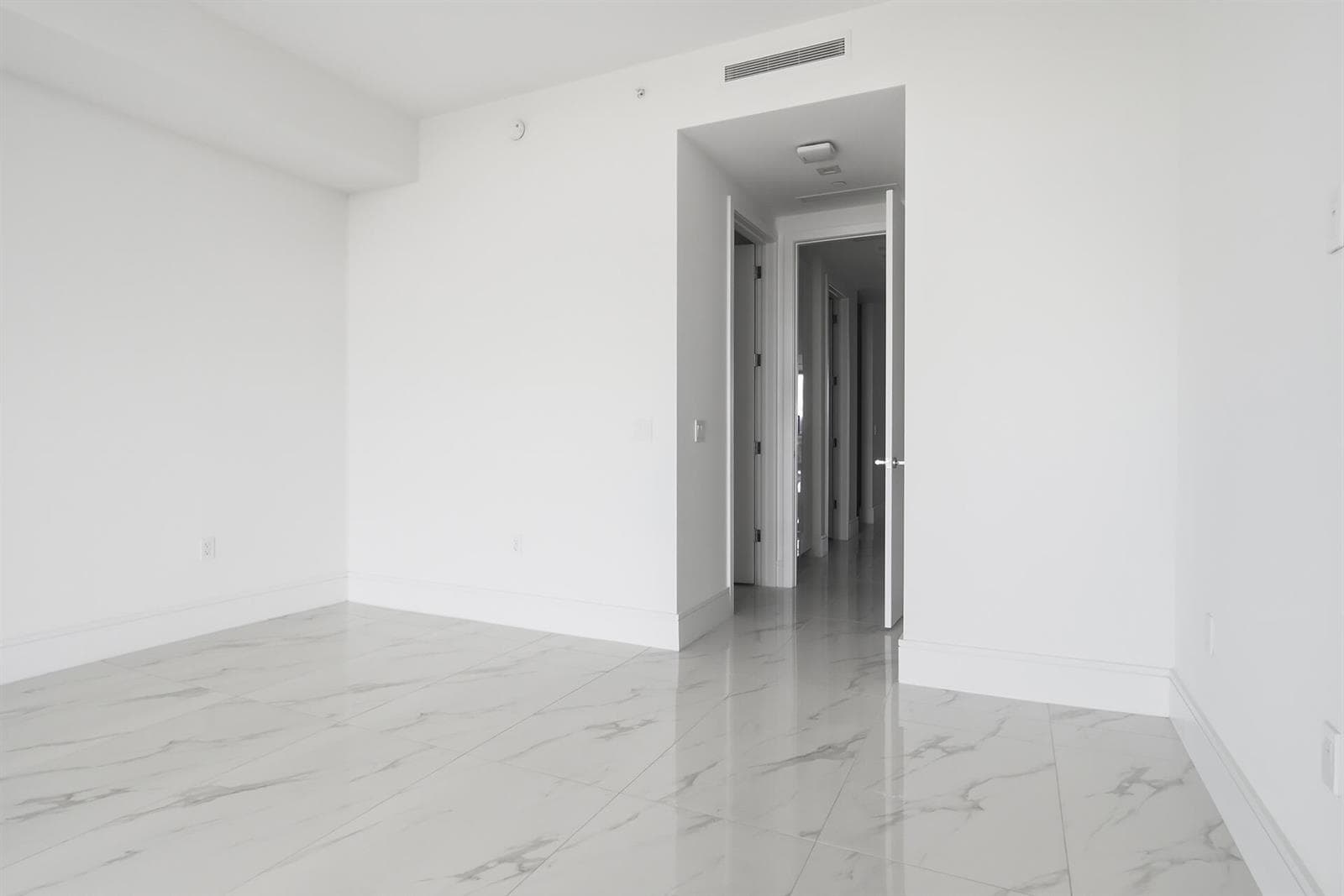 220-LAKESHORE-DRIVE-804-33403-036