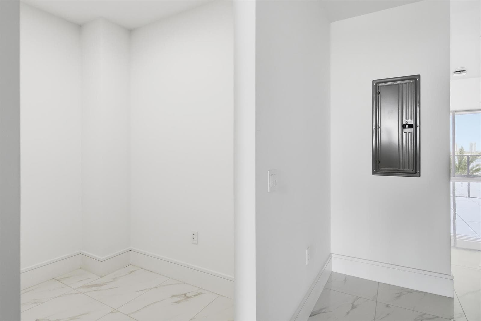 220-LAKESHORE-DRIVE-804-33403-031