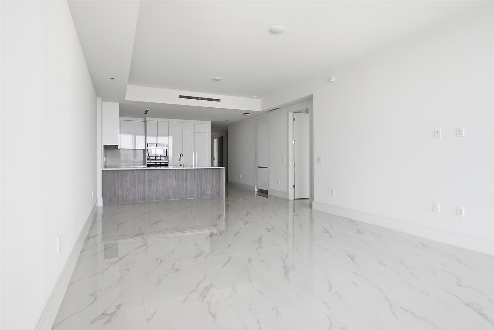 220-LAKESHORE-DRIVE-804-33403-004