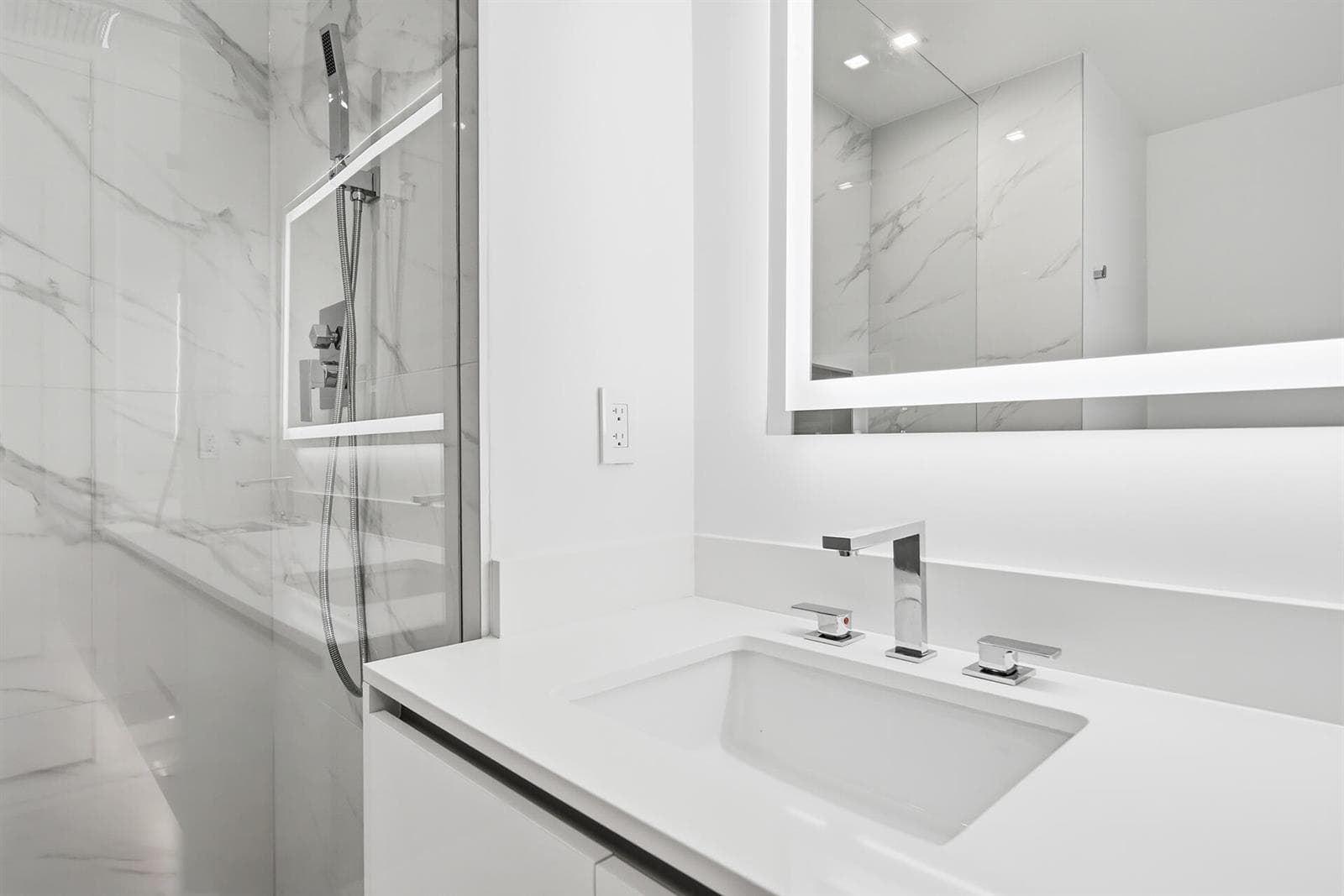220-LAKESHORE-DRIVE-804-33403-013