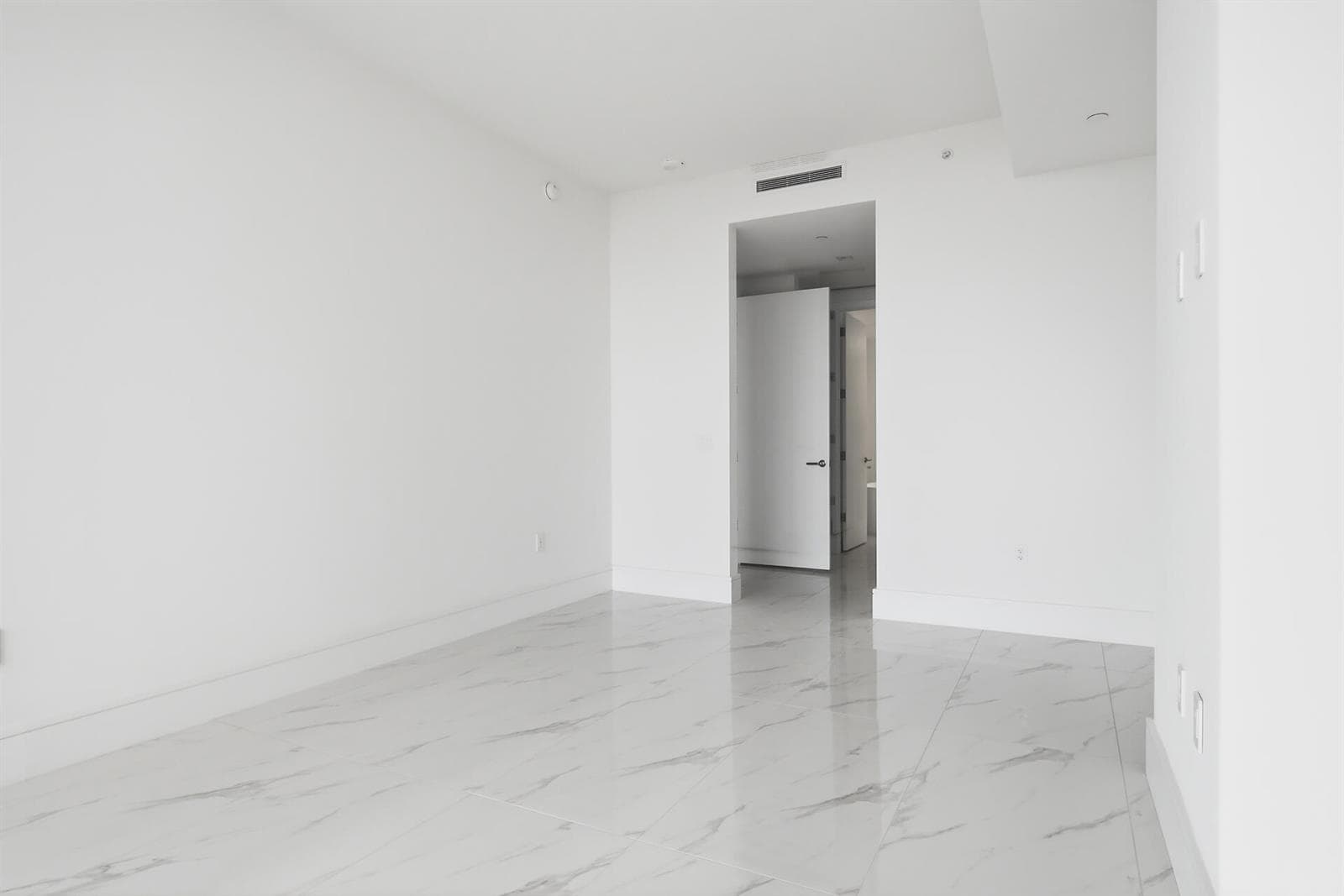 220-LAKESHORE-DRIVE-804-33403-009