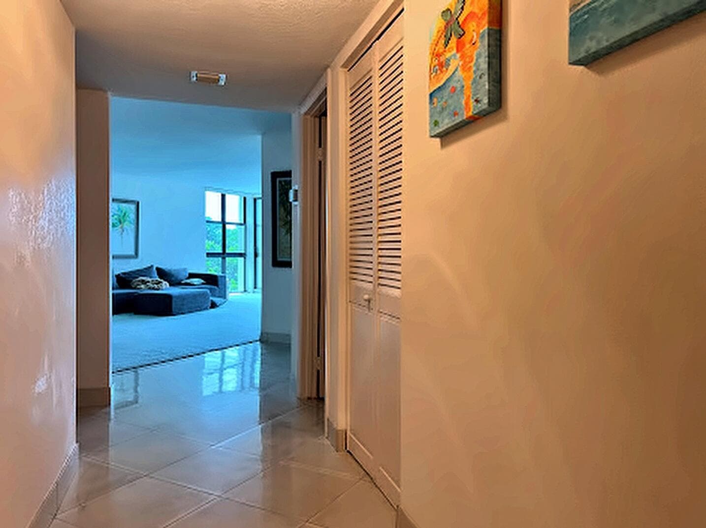 26-unit-entry-hall