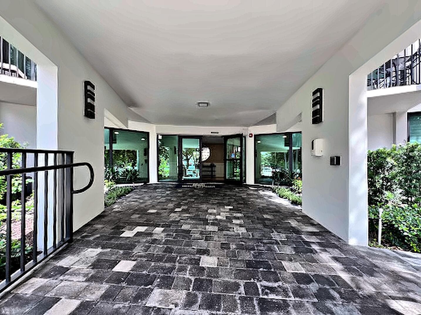16-entry-breezeway