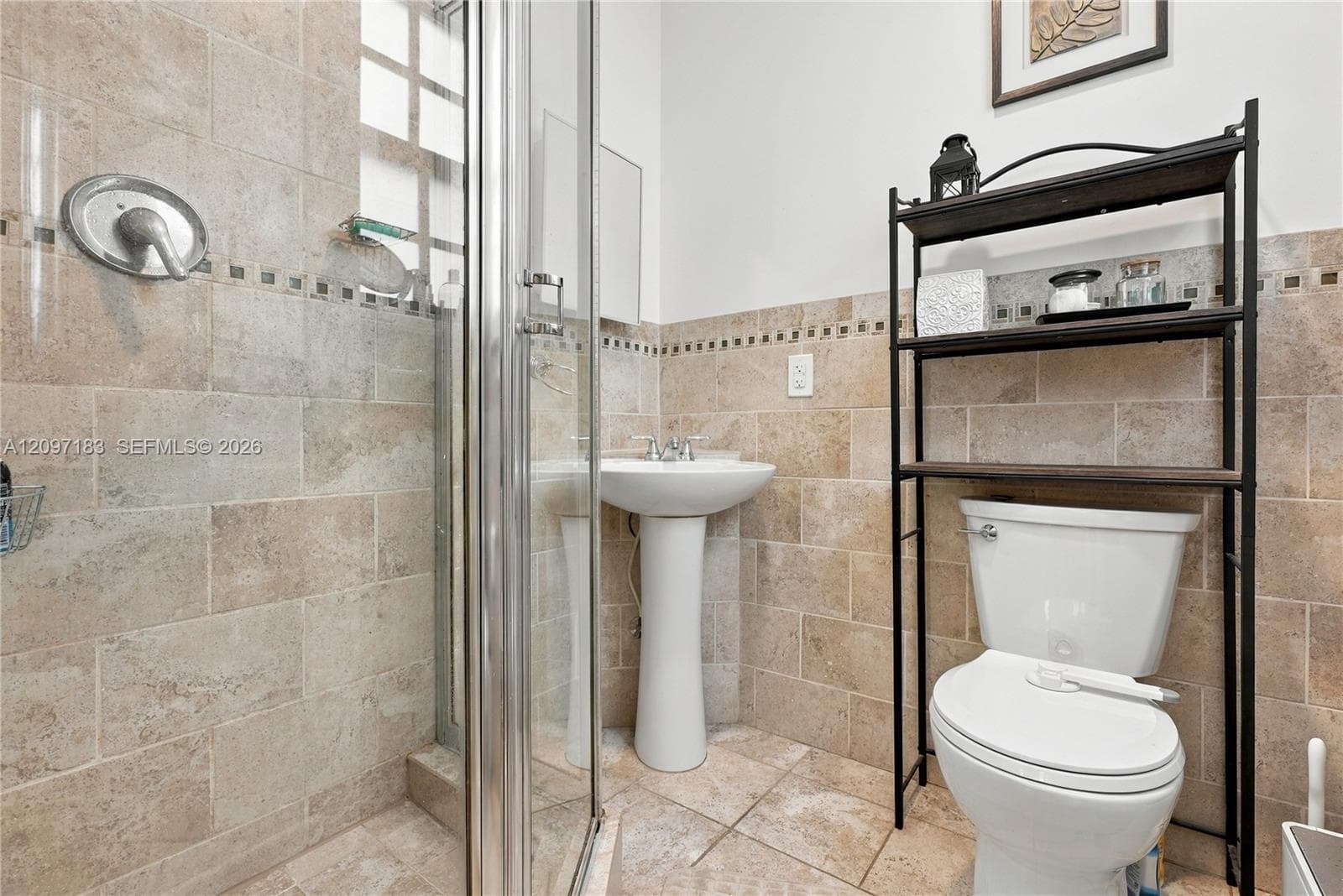 Full bath in 3rd bedroom