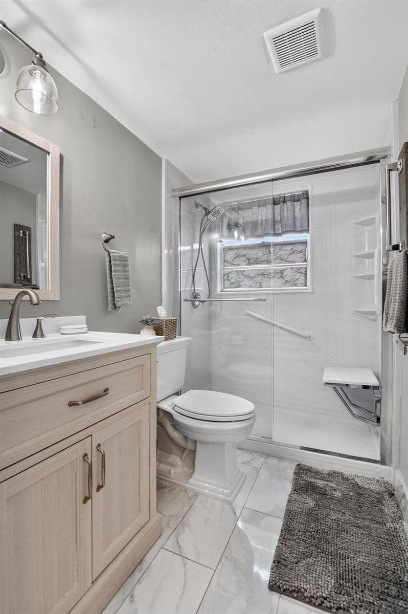 Main Bathroom w/Shower