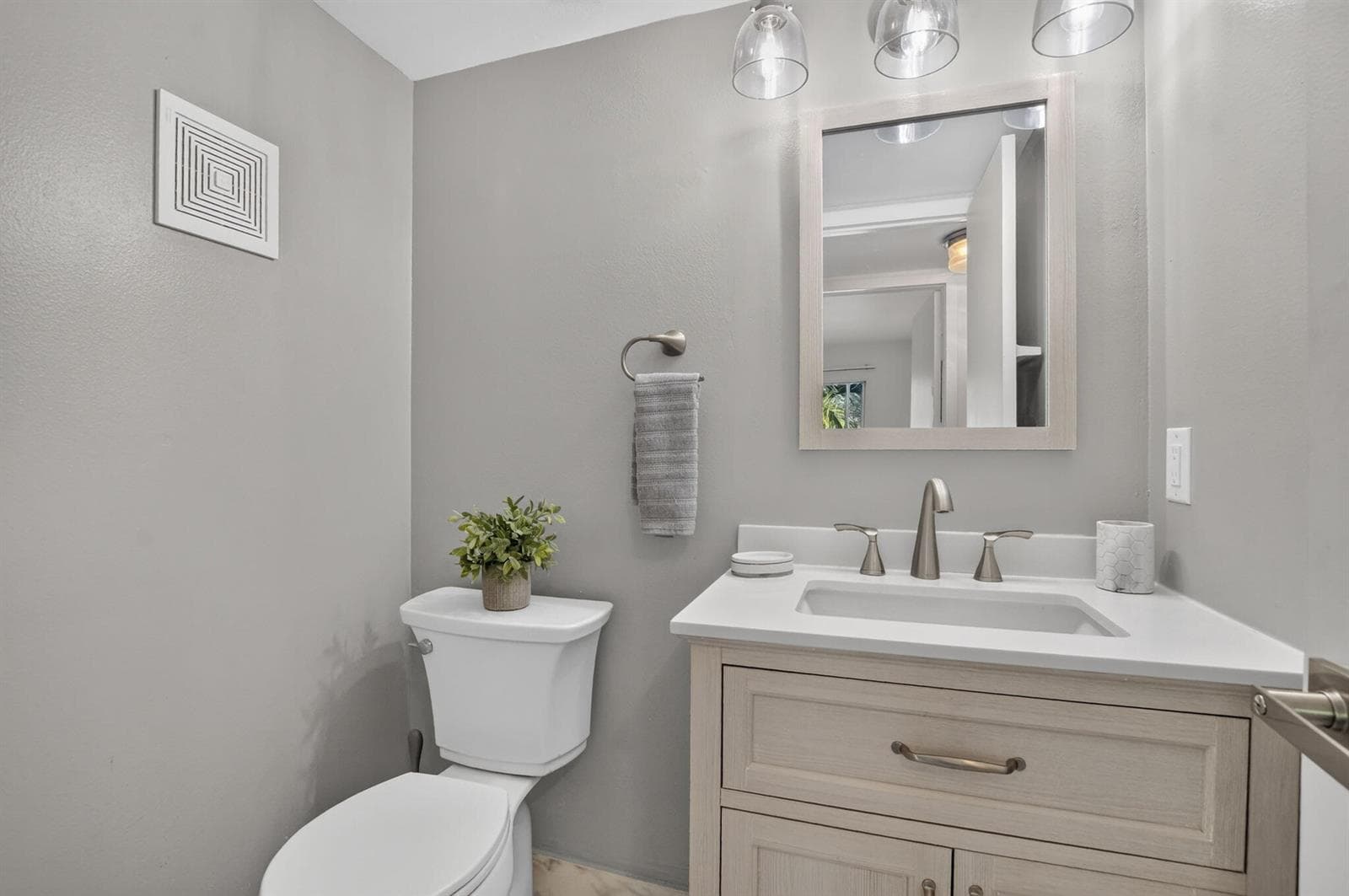 1/2 Bathroom