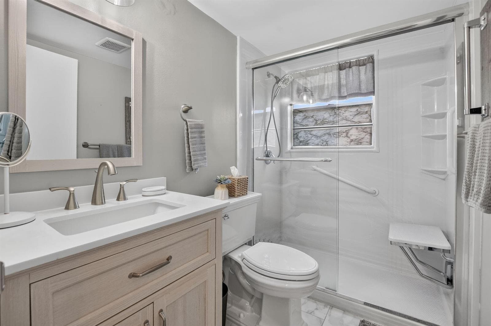Main Bathroom w/Shower