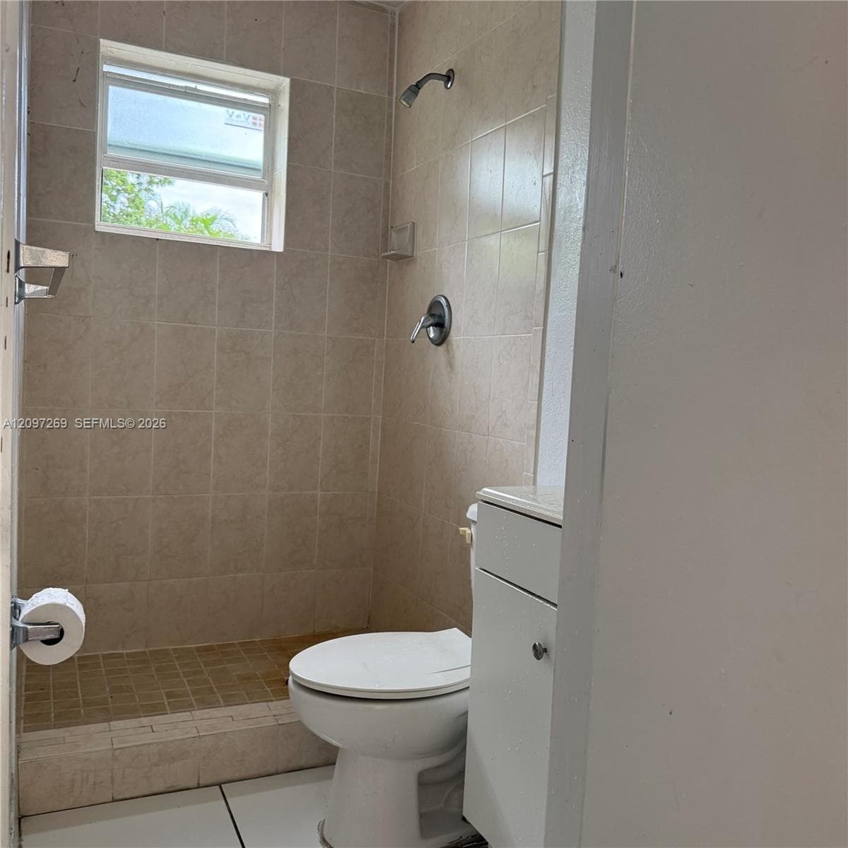 Unit 2 clean bathroom ready to use!