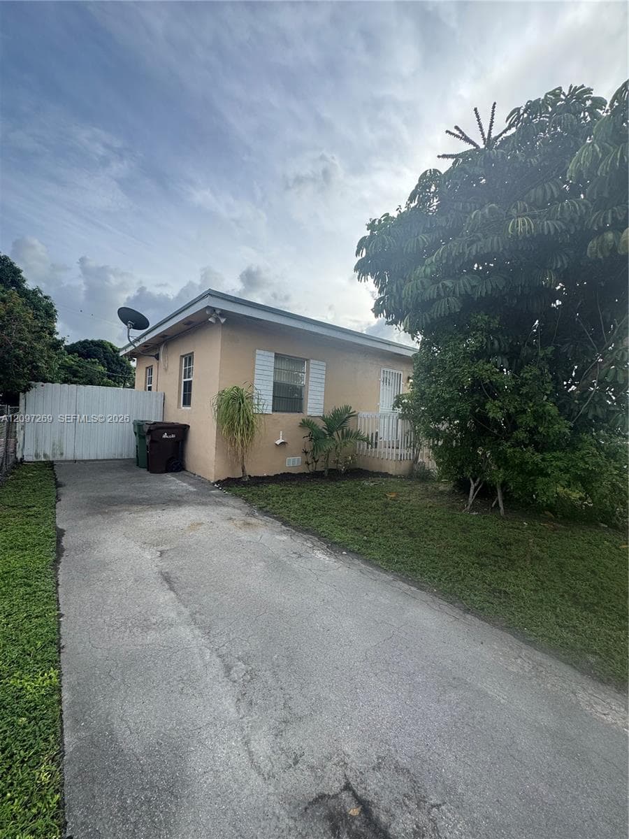 Driveway space with potential for so much!